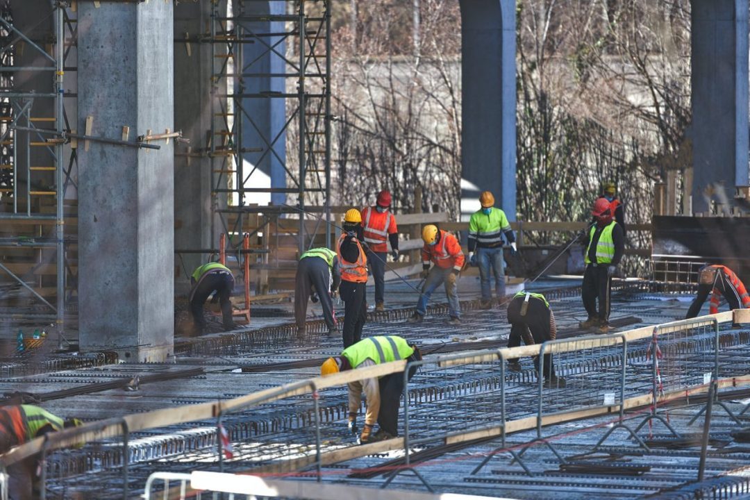 construction-workers-e1683784855117